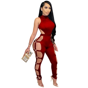Seitenansicht des Jumpsuits mit Cut-outs Metallringen und weinrotem elastischem Stoff