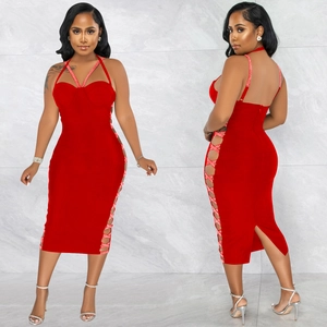 Détail de la robe midi rouge moulante avec découpes latérales et bretelles en strass