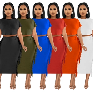 Ensemble deux pièces pour femme avec crop top à col rond et jupe longue à franges en six couleurs