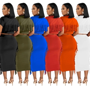 Ensembles deux pièces avec hauts à franges et jupes midi déclinés en six couleurs vives