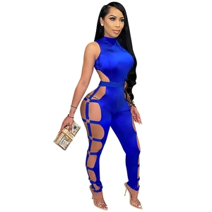 Detail eines königsblauen ärmellosen Jumpsuits mit seitlichen Ausschnitten und Silberringen