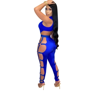 Detail eines blauen Jumpsuits mit Ausschnitten, Metallringen und rückenfreiem Design