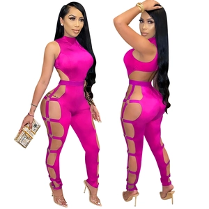 Detail eines pinken Bodysuits mit Cut-outs, Metallringen und rückenfreiem Design