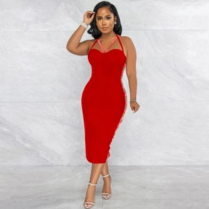 Détail de la robe licou rouge avec découpes latérales sexy et bordures en strass blancs