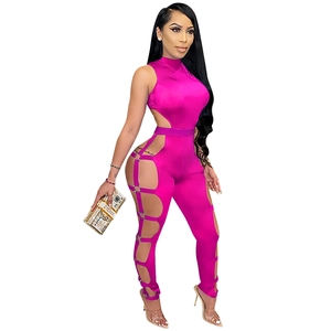 Detailansicht des pinken Jumpsuits mit runden Metallringen und sexy Cut-out-Elementen