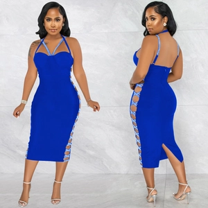 Détail de la robe moulante bleu roi avec bretelles strass et découpes lacées latérales