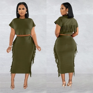 Détails d'un ensemble deux pièces vert olive avec franges sur le top et la jupe