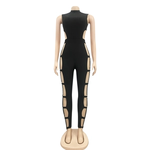 Detail eines schwarzen Jumpsuits mit Cut-outs und seitlichen Riemendetails am Hosenbein
