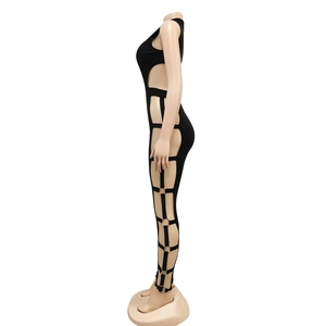 Seitenansicht des schwarzen Hollow-Out-Jumpsuits mit Metallringen und Neckholder-Design