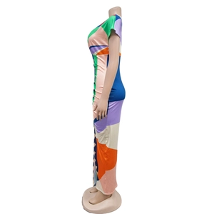 Vista laterale del vestito lungo aderente con vivaci motivi geometrici multicolore