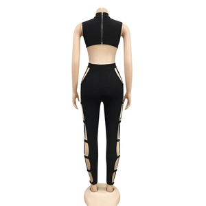 Detailansicht eines schwarzen Bodysuits mit seitlichen Cut-outs und Metallschnallen