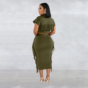 Détails du design à franges au dos d'un ensemble jupe deux pièces vert olive chic