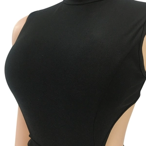 Nahaufnahme des schwarzen ärmellosen Bodysuits mit sexy seitlichen Ausschnitten