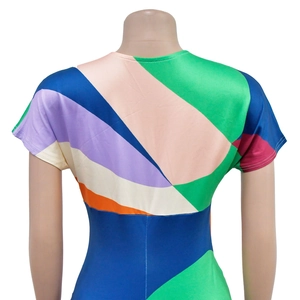 Dettaglio posteriore dell'abito in raso slim-fit con stampa patchwork geometrica