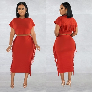 Détail d'un ensemble deux pièces orange brûlé avec crop top et jupe ornée de franges