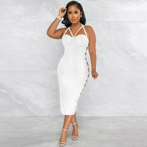Détail de la robe midi blanche avec découpes, strass brillants et tissu bandage sexy