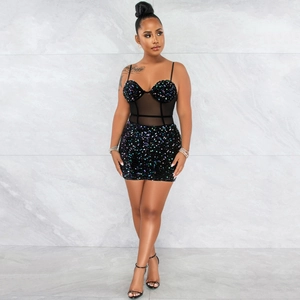 Robe moulante noire à paillettes avec empiècements en résille transparente et fines bretelles