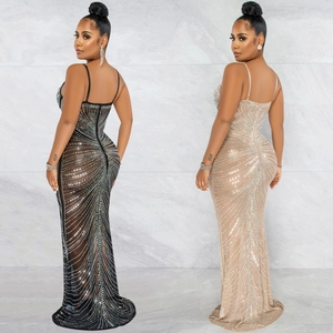 Glitzerndes Netz-Maxikleid mit Strasssteinen, dünnen Trägern und Fischschwanz-Saum in Schwarz