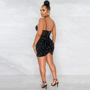 Détail d'une robe à paillettes montrant le corset en maille transparente et le fini brillant