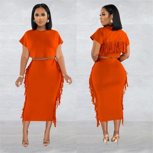 Détail de l'ensemble deux pièces orange vif avec de longues franges au dos et à la jupe