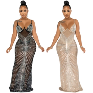 Elegantes bodenlanges Netzkleid mit Strasssteinen und tiefem V-Ausschnitt in Schwarz und Champagner