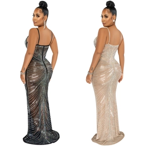 Detail von transparentem Netz-Kleid mit Strass-Strahlen in Schwarz und Champagner