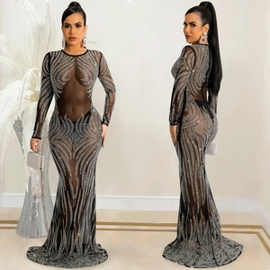 Dettaglio dell'abito lungo in mesh trasparente con intricati motivi a onde di strass lucidi