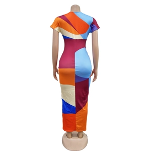 Dettaglio posteriore di un abito aderente con vivace motivo patchwork geometrico multicolore