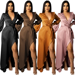 Robe longue en satin élégante avec décolleté en V profond, manches longues et fente haute