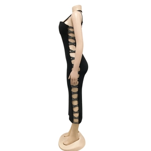 Détail de robe longue moulante noire sexy avec découpe latérale et strass scintillants