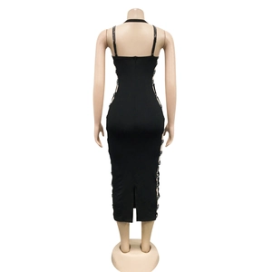 Détail de robe longue noire sexy avec fermeture éclair et découpes latérales strass