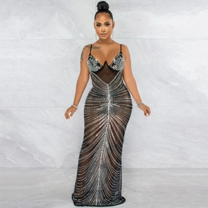 Sexy schwarzes Netz-Maxikleid mit funkelnden silbernen Strasssteinen und dünnen Trägern