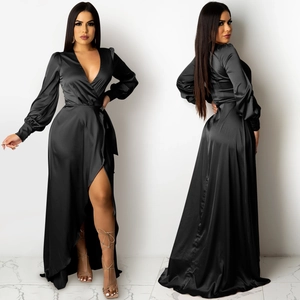 Détails d'une élégante robe longue en satin noir avec col en V profond et fente latérale haute