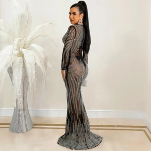 Dettaglio del vestito in mesh nero trasparente con strass argento e orlo a coda di pesce
