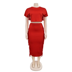 Détail de l'ensemble rouge deux pièces avec bordures à franges et texture en maille