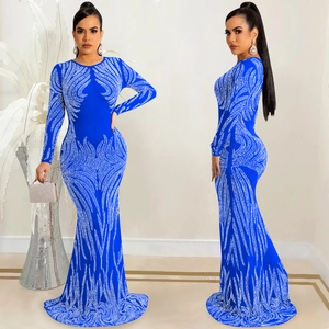 Dettaglio dell'abito da sera blu con strass scintillanti e silhouette a sirena di tendenza