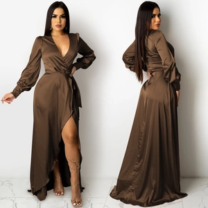 Détail d'une élégante robe portefeuille en satin marron avec décolleté plongeant