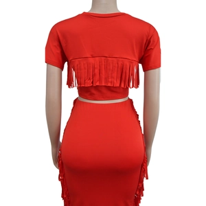 Détail du dos à franges de l'ensemble deux pièces rouge avec haut court et jupe