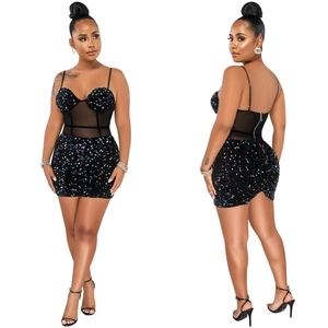 Détail d'une robe en résille noire sexy avec paillettes colorées et fines bretelles
