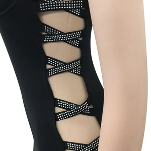 Détail d'une robe noire sexy avec découpe latérale lacée et strass argentés brillants