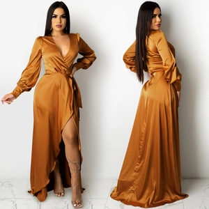 Vue détaillée avant et arrière de la robe longue en satin bronze avec fente