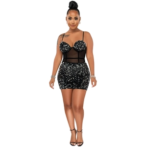 Détails de la texture des paillettes et de la taille en mesh sur robe noire