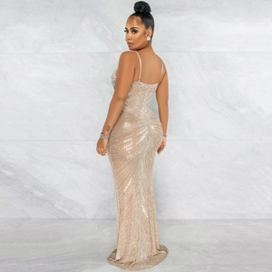 Details eines nudefarbenen Abendkleids mit transparentem Netz und Silber-Strass