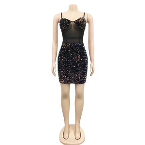 Détail de la mini-robe noire à paillettes avec empiècement en résille et fini brillant
