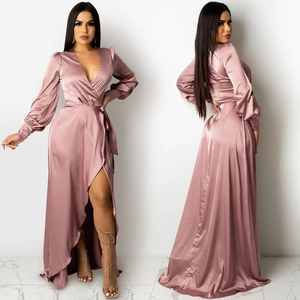Détails de la robe en satin rose poudré avec col en V profond, ceinture et fente haute