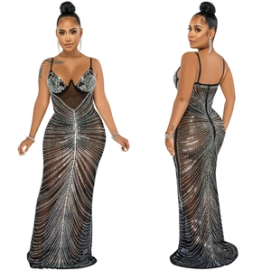 Detail eines transparenten Netzkleids mit Strass, V-Ausschnitt und Meerjungfrau-Stil