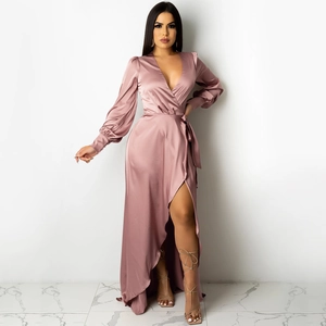 Détail d'une robe élégante en satin col V avec manches lanternes et fente haute sur la jambe