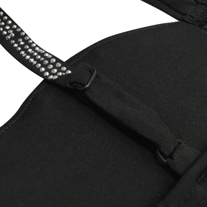 Détail macro de la bretelle noire réglable avec bordure en strass argentés brillants