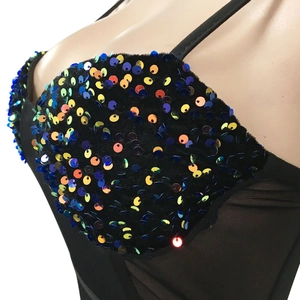 Détail du soutien-gorge à paillettes noires avec côtés en maille transparente