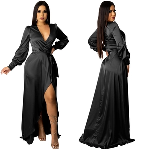 Détail d'une robe portefeuille en satin noir élégante avec décolleté en V et fente haute